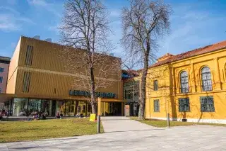 Das Lenbachhaus im Kunstareal von außen Das Lenbachhaus im Kunstareal von außen
