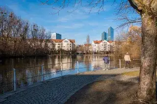 Spaziergänger am Ufer des Schwabinger Sees Spaziergänger am Ufer des Schwabinger Sees