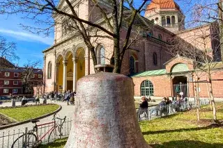 Eine Glocke vor St. Ursula in Schwabing Eine Glocke vor St. Ursula in Schwabing