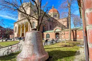 Eine Glocke vor St. Ursula in Schwabing