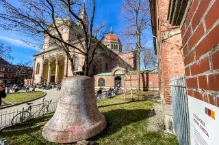 Eine Glocke vor St. Ursula in Schwabing Eine Glocke vor St. Ursula in Schwabing