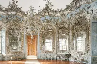 Im Spiegelsaal der prunkvollen Amalienburg im Nymphenburger Schlosspark.