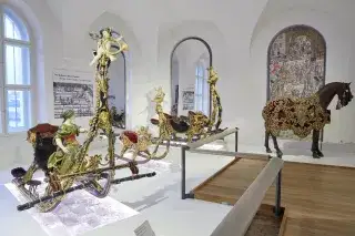 Der Ausstellungsraum für Schlitten im Marstallmuseum. Der Ausstellungsraum für Schlitten im Marstallmuseum.