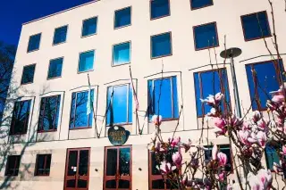 20210614_Amerikahaus_im_Fruehling_Leonhard Simon Das Amerikahaus am Karolinenplatz in der Maxvorstadt