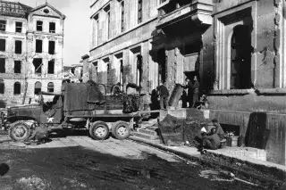 Anlieferung von Kunstwerken an der Südpforte des Collecting Point des Zentralinstituts für Kunstgeschichte, 1945/46 Anlieferung von Kunstwerken an der Südpforte des Collecting Point des Zentralinstituts für Kunstgeschichte, 1945/46