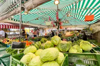 Frischer Salat auf dem Pasinger Viktualienmarkt