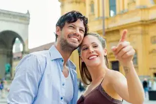20220308-stadtfuehrung-shutterstock_164416025 Junges Paar auf einer Stadttour am Odeonsplatz