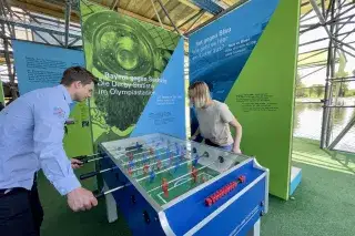 20220601-Ausstellung-Olympiapark-Pavillon-Kicker_Anette-Göttlicher Jubiläumspavillon im Olympiapark