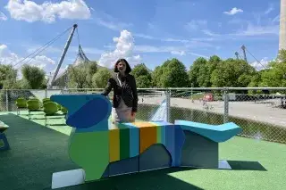 20220601-Ausstellung-Olympiapark-Pavillon-Marion-Schöne-Waldi_Anette-Göttlicher Olympiapark-Chefin Marion Schöne mit Waldi, dem Maskottchen der Spiele '72, im Jubiläumspavillon