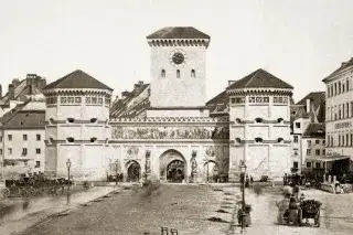 Das Isartor im Jahr 1858, rechts die Gaststätte Adelmann.