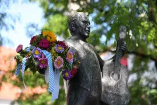 Brunnenfest Viktualienmarkt Figur mit Blumen im Arm