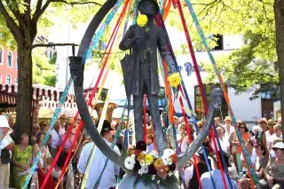 Brunnenfest Viktualienmarkt beim geschmückten Valentin