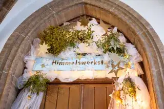 Eingang zur Himmelswerkstatt am Münchner Christkindlmarkt