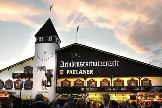 Armbrustschützenzelt auf dem Oktoberfest von Außen Armbrustschützenzelt auf dem Oktoberfest von Außen