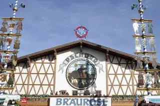 Die Bräurosl von außen auf dem Oktoberfest Die Bräurosl von außen auf dem Oktoberfest