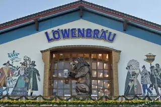 Das Löwenbräu Festzelt von außen Das Löwenbräu Festzelt von außen
