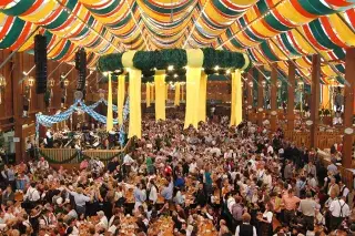 Schützenfestzelt auf dem Oktoberfest von innen Schützenfestzelt auf dem Oktoberfest von innen