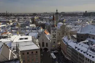 Blick über das verschneite München Richtung Altes Rathaus