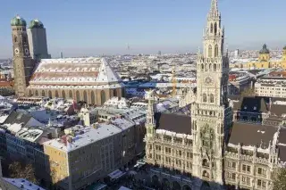 Blick über das winterliche München auf das Neue Rathaus und die Frauenkirche