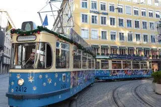 Die Christkindltram fährt in der Adventszeit durch München