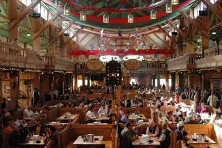 Kufflers Weinzelt auf dem Oktoberfest Kufflers Weinzelt auf dem Oktoberfest