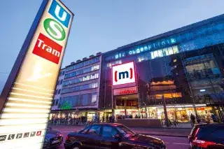 Mathäser Filmpalast von außen am Abend Mathäser Filmpalast von außen am Abend