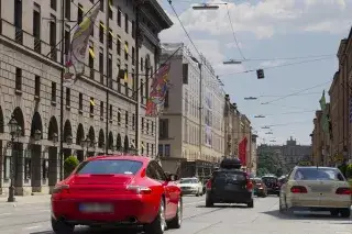 Maximilianstraße mit Blick auf das Maxmonument Maximilianstraße mit Blick auf das Maxmonument