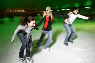 Schlittschuhlaufen in der Olympia Eissporthalle Schlittschuhlaufen in der Olympia Eissporthalle