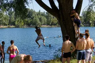 Badegäste am Feldmochinger See im Sommer