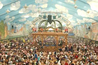 Im Hacker-Festzelt feiern Wiesn-Gäste unter dem Himmel der Bayern