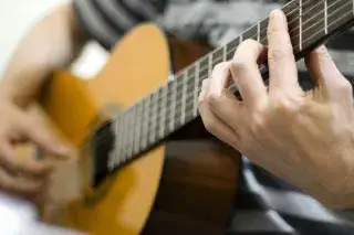 Mann spielt Gitarre Mann spielt Gitarre