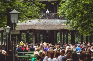 Der Biergarten am Chinaturm Der Biergarten am Chinaturm