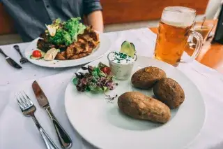 210105_biergarten-essen-salat-kartoffeln-bier_mde-SebastianLehnert Essen im Biergarten