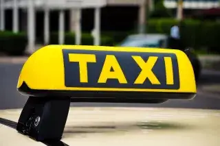 Taxi-Schild auf dem Dach eines Taxis Taxi-Schild auf dem Dach eines Taxis