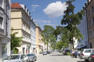 Kein Wunder das Schwabing ein sehr beliebtes Wohnviertel ist, ruhige Straßen, bunte Häuser, kleine Läden und Cafés geben diesem Stadtviertel einen besonderen Charme.