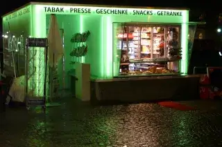 Der Kiosk an der Münchner Freiheit bei Nacht