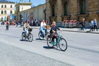 Fahrradfahrer vor der Residenz Fahrradfahrer vor der Residenz