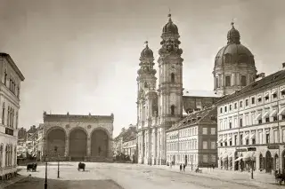 Historische Aufnahme: Odeonsplatz - Blick zur Feldherrnhalle und zur Theatinerkirche am Odeonsplatz, um 1854.