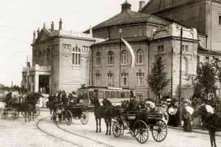 Historische Aufnahme Prinzregententheater: Ankommende Theaterbesucher vor dem Prinzregententheater anlässlich der Richard-Wagner-Festspiele 1903. Das nach Plänen des Architekten Max Littmann errichtete Theater sollte vornehmlich als Festspielhaus dienen.