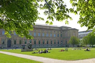 210108_alte-pinakothek-sonne_Mde-LeonieLiebich Die Alte Pinakothek bei sonnigem Wetter im Frühling