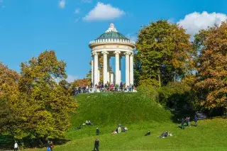 Herbst: Monopteros im Englischen Garten