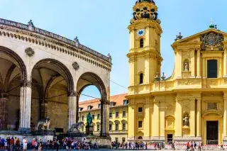 Der Odeonsplatz mit Feldherrnhalle und Theatinerkirche Der Odeonsplatz mit Feldherrnhalle und Theatinerkirche