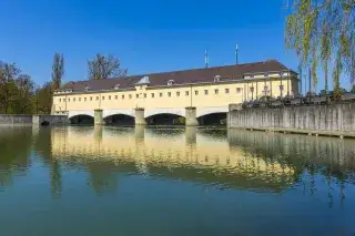 Das Stauwehr Oberföhring in den Isarauen Das Stauwehr Oberföhring in den Isarauen