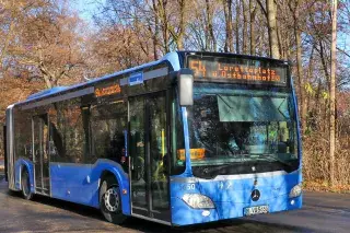 Buslinie 54 fährt durch den Englische Garten Buslinie 54 fährt durch den Englische Garten