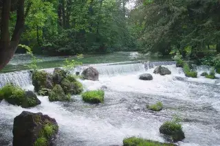 Eisbach Wasserfall im Englischen Garten Eisbach Wasserfall im Englischen Garten