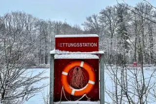Warnschild vor zugefrorener Eisflächer Warnschild vor zugefrorener Eisflächer