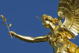 Der goldene Friedensengel in München vor blauem Himmel Der goldene Friedensengel in München vor blauem Himmel