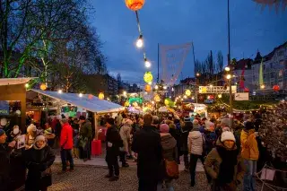 Besucher auf dem Schwabinger Weihnachtsmarkt