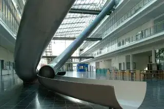 Parabel-Rutsche im Fakultätsgebäude der Mathmatik-Informatik der TUM in Garching Parabel-Rutsche im Fakultätsgebäude der Mathmatik-Informatik der TUM in Garching