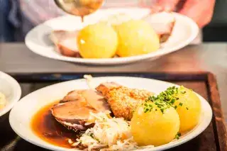 Bayerisches Essen: Schweinebraten mit Knödel Bayerisches Essen: Schweinebraten mit Knödel